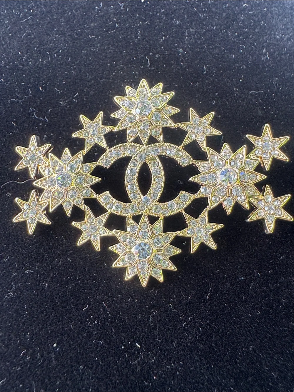 Brooch elegant gold